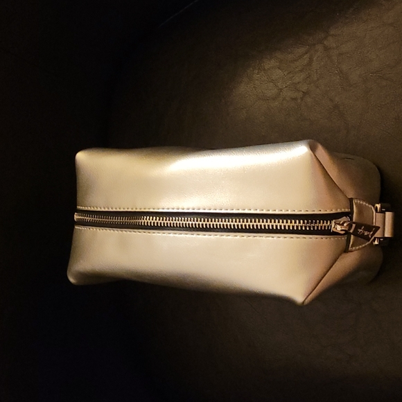 💜HP💜NWOT Kendall + Kylie Make Up Bag💜 - Picture 3 of 10